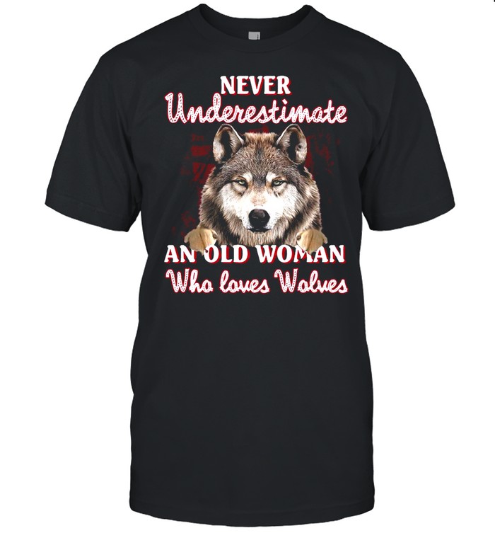 Wolf Never Underestimate An Old Woman Who Loves Wolves shirt Classic Men's T-shirt