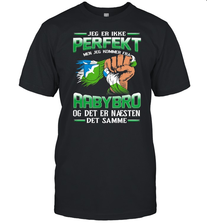Jeg Er Ikke Perfekt Men Jeg Kommer Fra Aabybro Og Det Er Naesten Det Damme shirt Classic Men's T-shirt