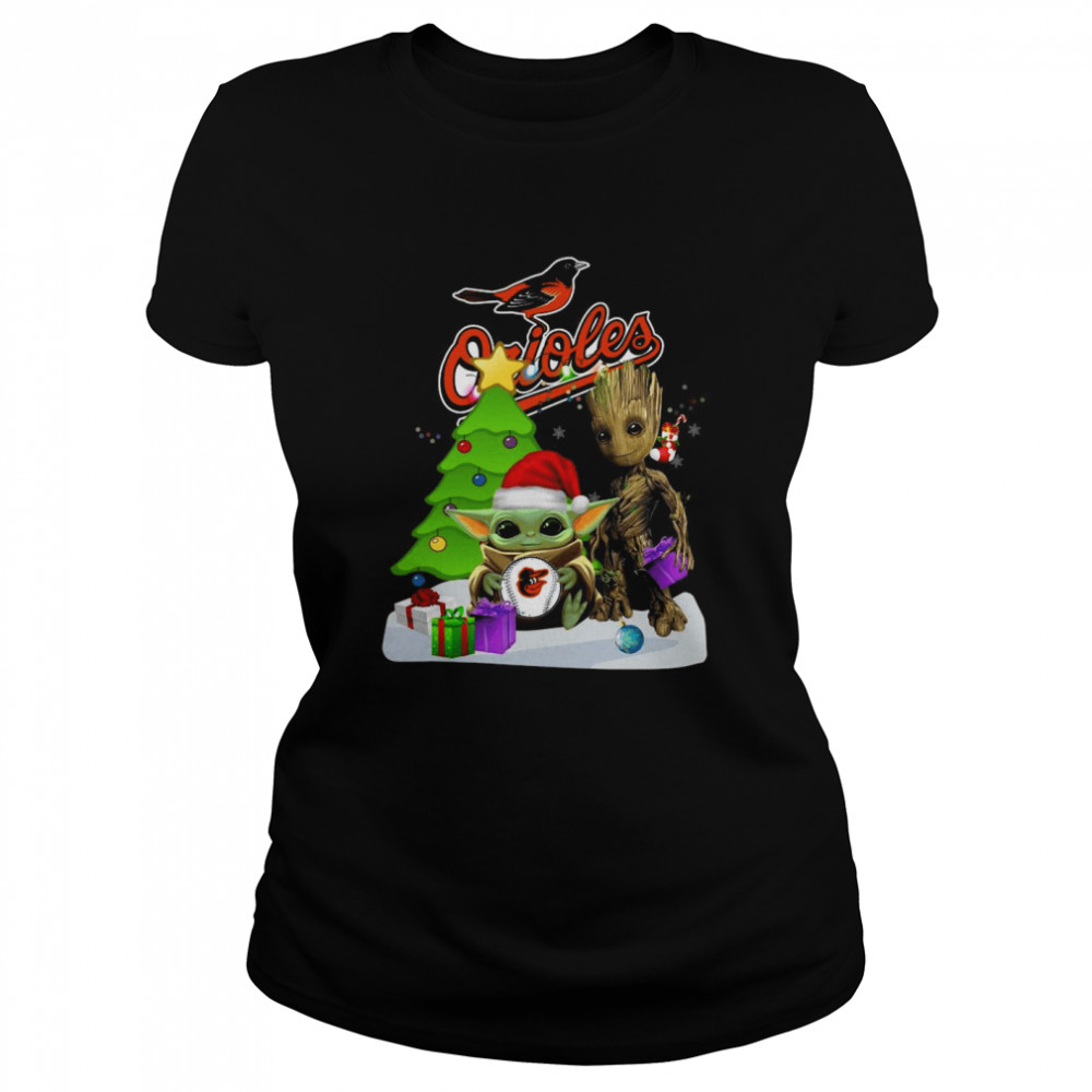 Santa Groot and Baby Yoda hug Baltimore Orioles Snow Christmas Tree shirt Classic Women's T-shirt